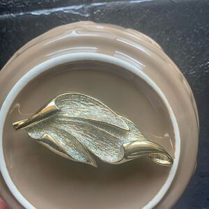 Vintage Curvaceous 3-leaf Gold and teal shimmer Brooch, in Gold tone, Unmarked